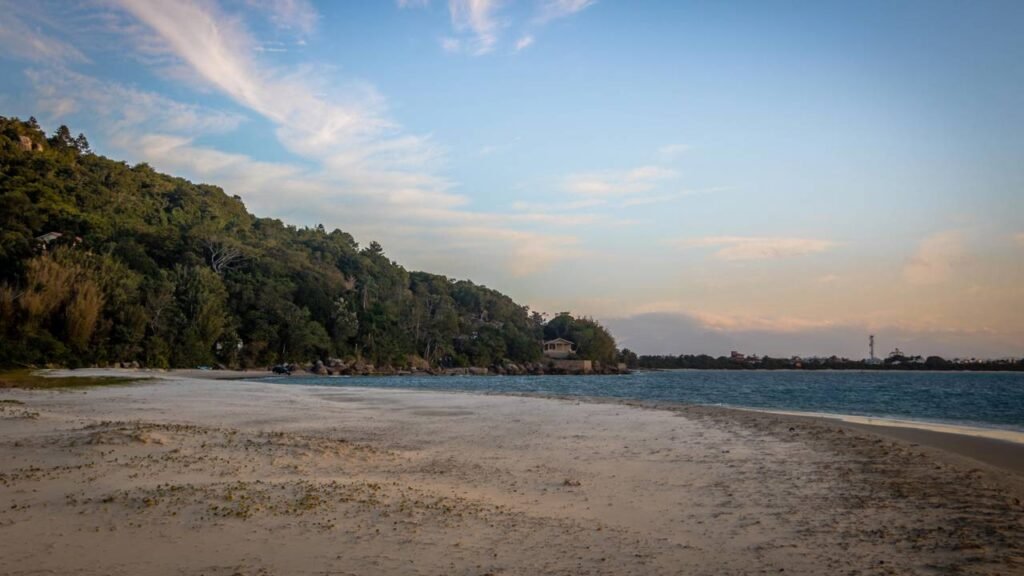 Reconhecimento nacional há quase 90 anos: a praia escondida no norte de Floripa que guarda um forte de 1740