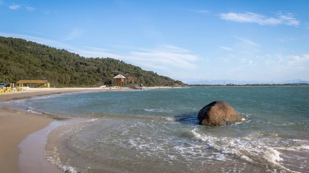 Reconhecimento nacional há quase 90 anos: a praia escondida no norte de Floripa que guarda um forte de 1740