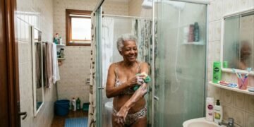 Quantos banhos por semana são ideais para idosos após os 60 manterem a saúde da pele
