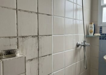 Adeus ao rejunte escuro: a mistura caseira que branqueia as juntas do banheiro sem produtos industrializados