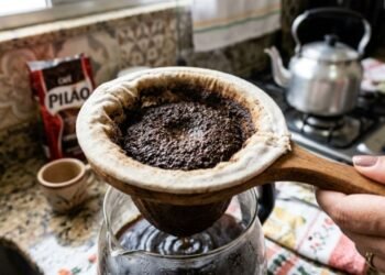 Se você tem borra de café, então não jogue fora, você possui um tesouro escondido em casa