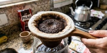 Se você tem borra de café, então não jogue fora, você possui um tesouro escondido em casa