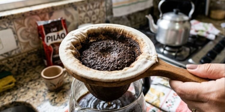 Se você tem borra de café, então não jogue fora, você possui um tesouro escondido em casa