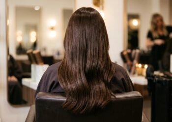 O castanho intenso que virou tendência em 2026 e promete menos retoques e mais brilho