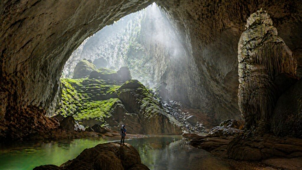 A maior caverna do mundo fica no Vietnã e esconde floresta, rio e nuvens internas