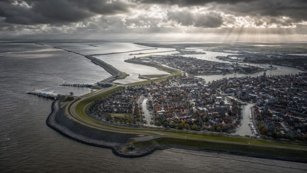 Holanda criou paisagens quase impossíveis ao transformar o mar em parte do próprio território
