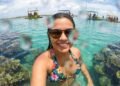 Eleita 10 vezes seguidas a melhor praia do Brasil: a vila pernambucana de jangadas coloridas e aquários naturais entre corais