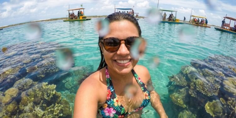 Eleita 10 vezes seguidas a melhor praia do Brasil: a vila pernambucana de jangadas coloridas e aquários naturais entre corais