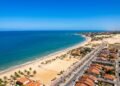 A cidade com águas mornas constantes e sol por mais de 300 dias do ano: onde o inverno passa despercebido e o mar nunca espanta