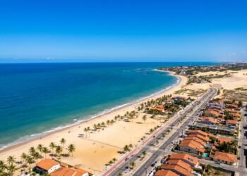 A cidade com águas mornas constantes e sol por mais de 300 dias do ano: onde o inverno passa despercebido e o mar nunca espanta