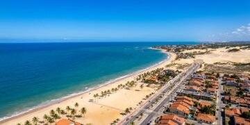 A cidade com águas mornas constantes e sol por mais de 300 dias do ano: onde o inverno passa despercebido e o mar nunca espanta
