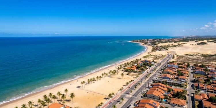 A cidade com águas mornas constantes e sol por mais de 300 dias do ano: onde o inverno passa despercebido e o mar nunca espanta
