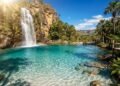 O vilarejo com cachoeira de águas azul-turquesa no coração do Brasil que parece uma piscina de azulejo natural