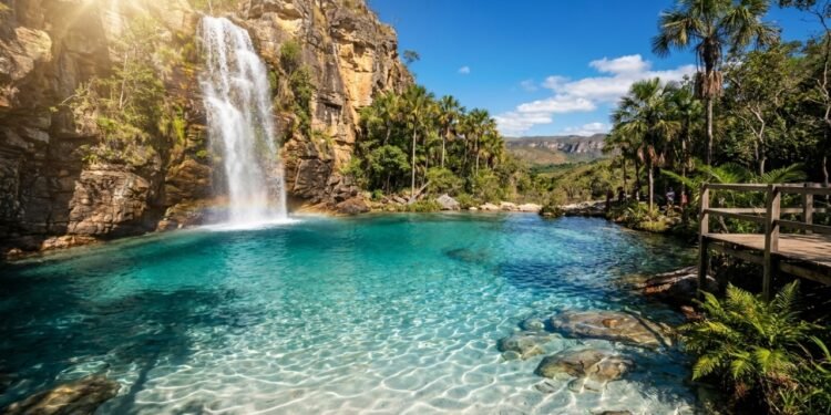 O vilarejo com cachoeira de águas azul-turquesa no coração do Brasil que parece uma piscina de azulejo natural