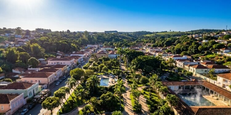 A menor cidade de São Paulo lidera o ranking de qualidade de vida do país e guarda a 2ª água mais sulfurosa do mundo