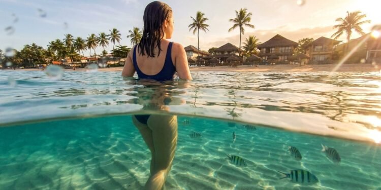 O vilarejo baiano sem carros eleito a 4ª melhor praia do mundo: 678 metros de muralhas de 1630 e cinco praias numeradas
