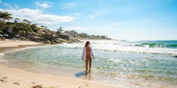 3ª melhor qualidade de vida do Rio de Janeiro e 15 praias com sol em cerca de 300 dias por ano em 28 km de litoral: a cidade fluminense que cresceu 48% e guarda um sambaqui de 4 mil anos