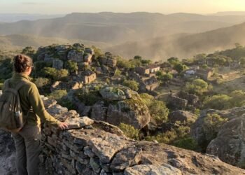 O vilarejo fantasma na Chapada Diamantina com casas de pedra abandonadas que parecem ruínas medievais
