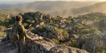 O vilarejo fantasma na Chapada Diamantina com casas de pedra abandonadas que parecem ruínas medievais