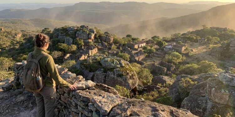 O vilarejo fantasma na Chapada Diamantina com casas de pedra abandonadas que parecem ruínas medievais