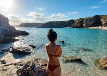 Areia de quartzo que não queima e mar a 16°C no verão: a 7ª cidade mais antiga do Brasil tem 3 praias com selo internacional