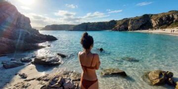 Areia de quartzo que não queima e mar a 16°C no verão: a 7ª cidade mais antiga do Brasil tem 3 praias com selo internacional