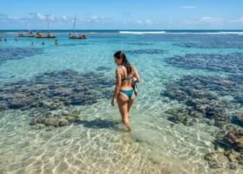 O vilarejo na ponta do Brasil com piscinas naturais a 7 km da costa e águas que rendem o apelido de Caribe Potiguar