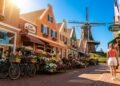 A 130 km da capital, uma cidade de 15 mil habitantes que é um pedaço da Holanda no Brasil e abriga a maior festa de flores do continente