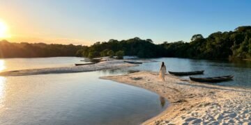 O vilarejo amazônico no coração do Pará tem a praia de água doce mais bonita do mundo segundo jornal britânico e areia que aparece só na seca