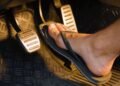 Motoristas podem ser multados por dirigir usando chinelo: entenda o que diz a lei e os riscos dessa prática