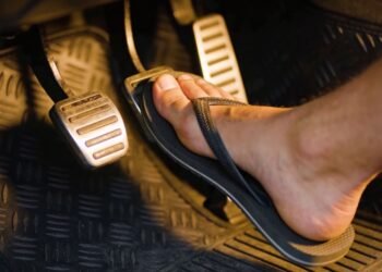 Motoristas podem ser multados por dirigir usando chinelo: entenda o que diz a lei e os riscos dessa prática