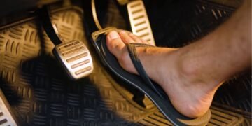Motoristas podem ser multados por dirigir usando chinelo: entenda o que diz a lei e os riscos dessa prática