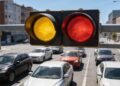Semáforo de duas cores confunde motoristas e gera multas de trânsito