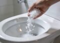 Punhado de sal grosso no vaso sanitário: o truque de limpeza que está conquistando as casas brasileiras