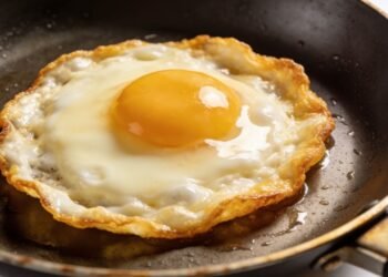 Não frite mais ovo dessa forma: especialistas explicam o jeito ideal para manter os benefícios nutricionais