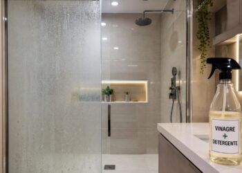 O segredo para remover o calcário do box do chuveiro com apenas dois ingredientes que você já tem em casa