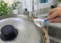 "Manchas de gordura nas tampas das panelas não saíam de jeito nenhum, não importava quanto detergente eu usasse", limpe com 'esta única gota' e elas desaparecem completamente