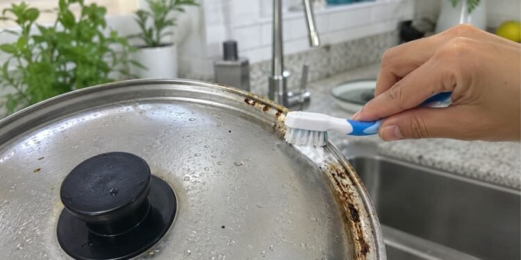 "Manchas de gordura nas tampas das panelas não saíam de jeito nenhum, não importava quanto detergente eu usasse", limpe com 'esta única gota' e elas desaparecem completamente