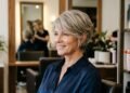 Cortes de cabelo para mulheres acima de 50 anos que rejuvenescem a aparência, dando movimento aos fios