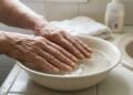 Adeus unhas grossas e duras após os 60 anos: saiba como amaciá-las antes de cortá-las