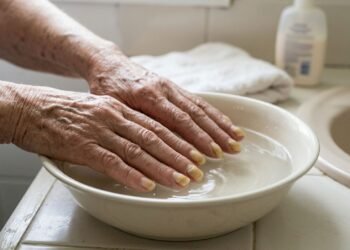 Adeus unhas grossas e duras após os 60 anos: saiba como amaciá-las antes de cortá-las