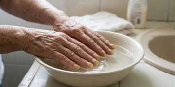 Adeus unhas grossas e duras após os 60 anos: saiba como amaciá-las antes de cortá-las