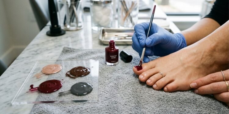 As tendências de cores para unhas dos pés que vão dominar este inverno