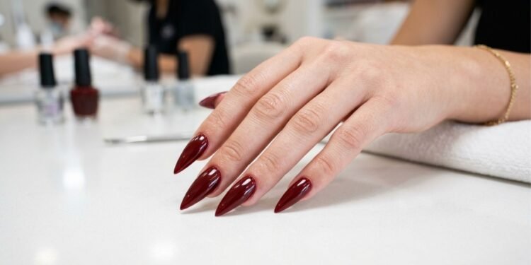 Unha stiletto: a tendência de 2014 volta com tudo e faz sucesso entre as mulheres brasileiras