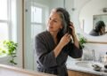 O método europeu que suaviza os cabelos grisalhos sem tinta pesada e está virando tendência entre mulheres com mais de 50 anos no Brasil