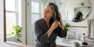 O método europeu que suaviza os cabelos grisalhos sem tinta pesada e está virando tendência entre mulheres com mais de 50 anos no Brasil