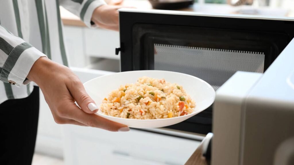 Reaquecer arroz no micro-ondas
