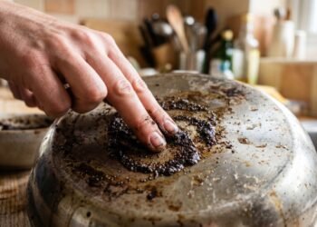 Café usado com bicarbonato ganha novo uso doméstico e muita gente começou a testar em casa
