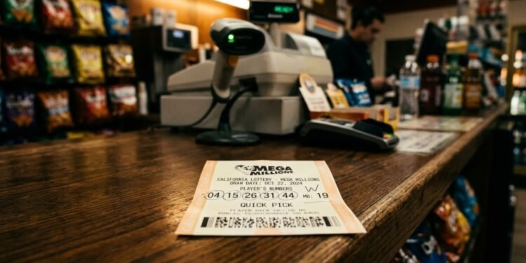 Cliente esquece bilhete premiado de US$ 1 milhão em balcão e comerciante toma atitude inacreditável