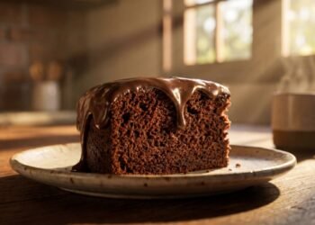 Bolo de chocolate intenso dispensa batedeira e agiliza o preparo na cozinha